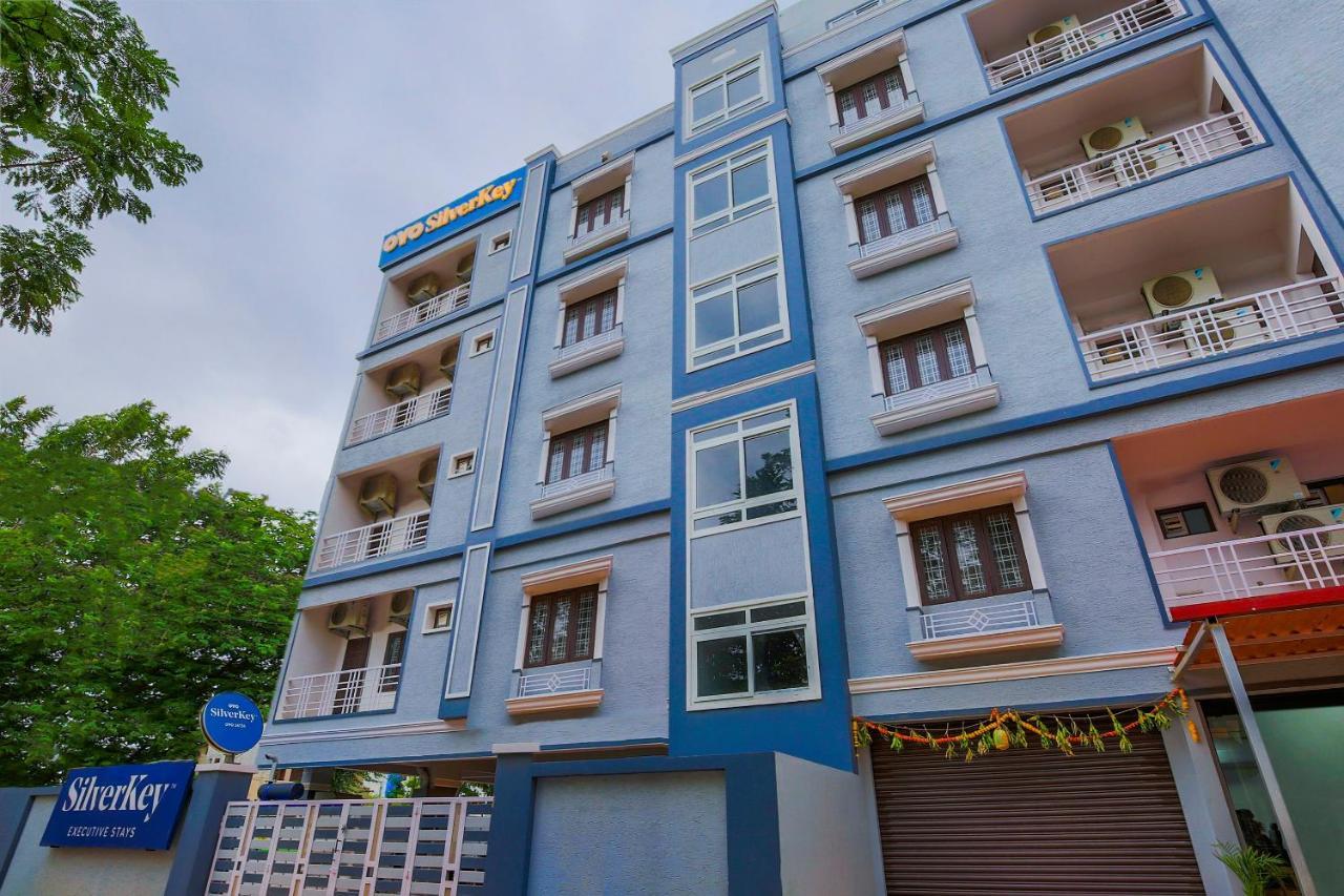 Hotel Oyo Silverkey 74581 Nallagandla Hyderabad Exterior foto